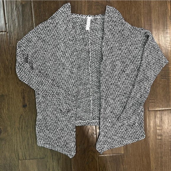 Jolie Cardigan - Picture 2 of 11